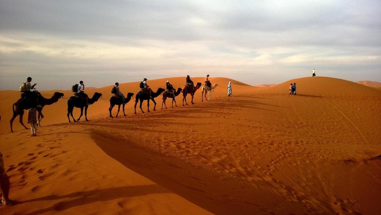 Les Roches Desert Camp Мерцуга Екстериор снимка